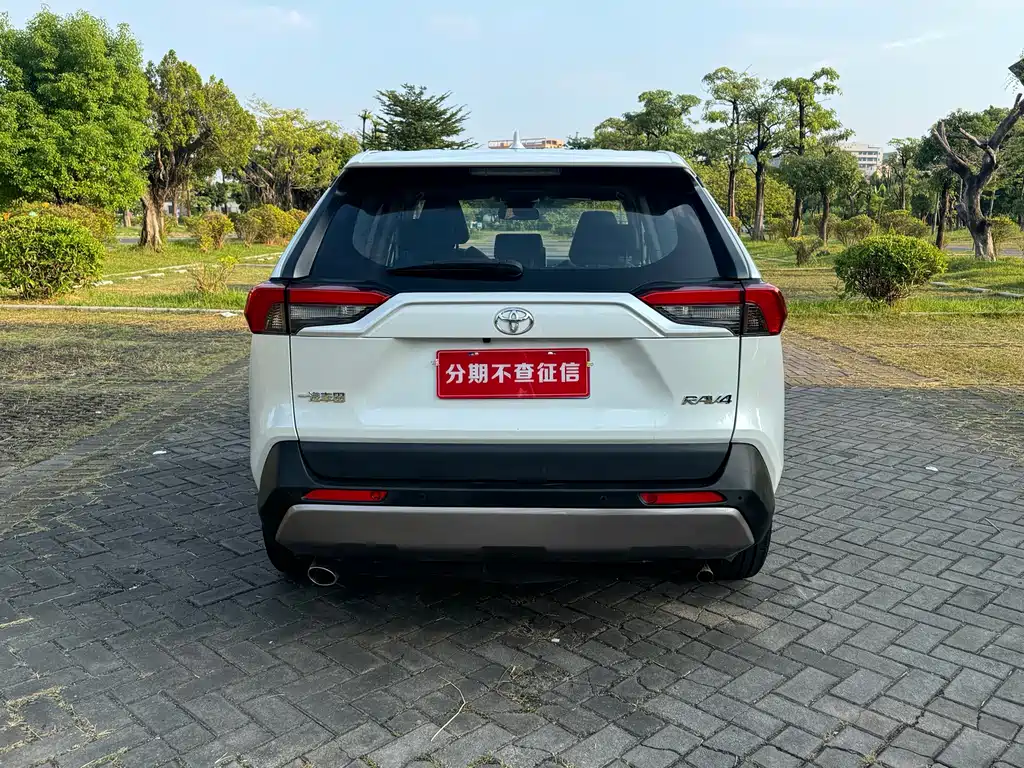 Toyota RAV4 — фото 5