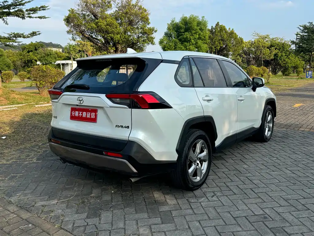 Toyota RAV4 — фото 6