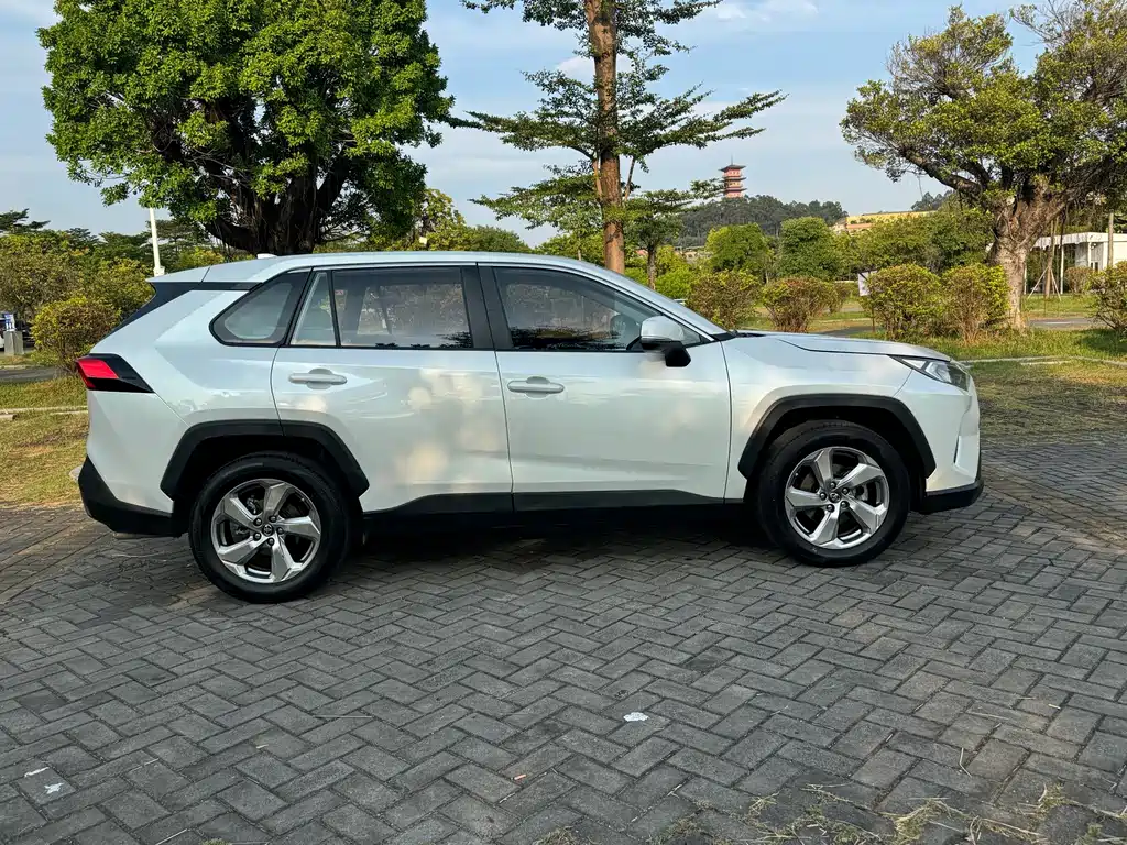 Toyota RAV4 — фото 7