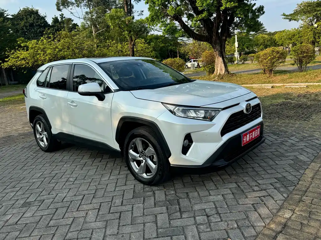 Toyota RAV4 — фото 8
