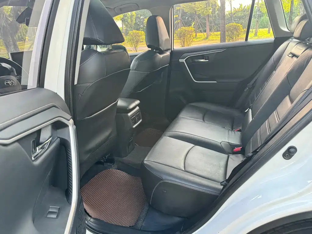 Toyota RAV4 — фото 10