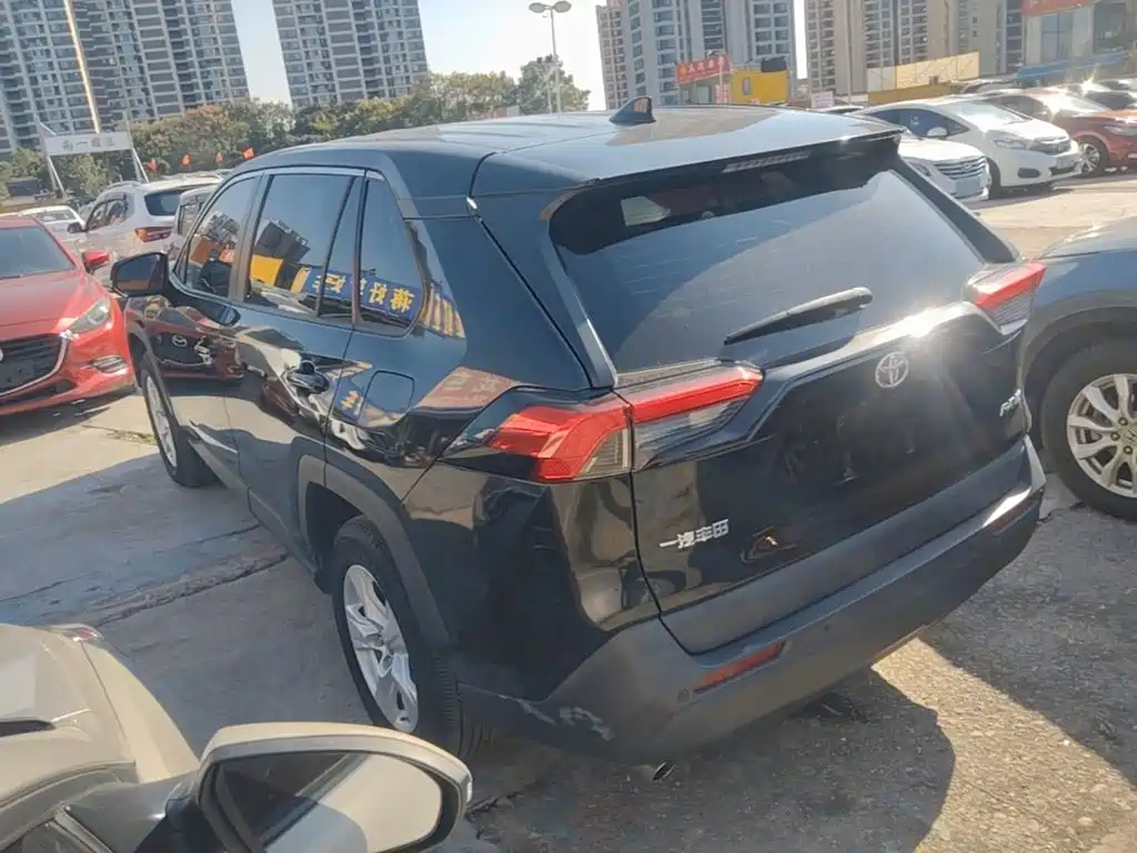 Toyota RAV4 — фото 23
