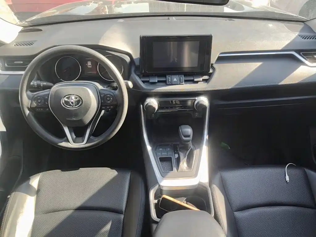 Toyota RAV4 — фото 6