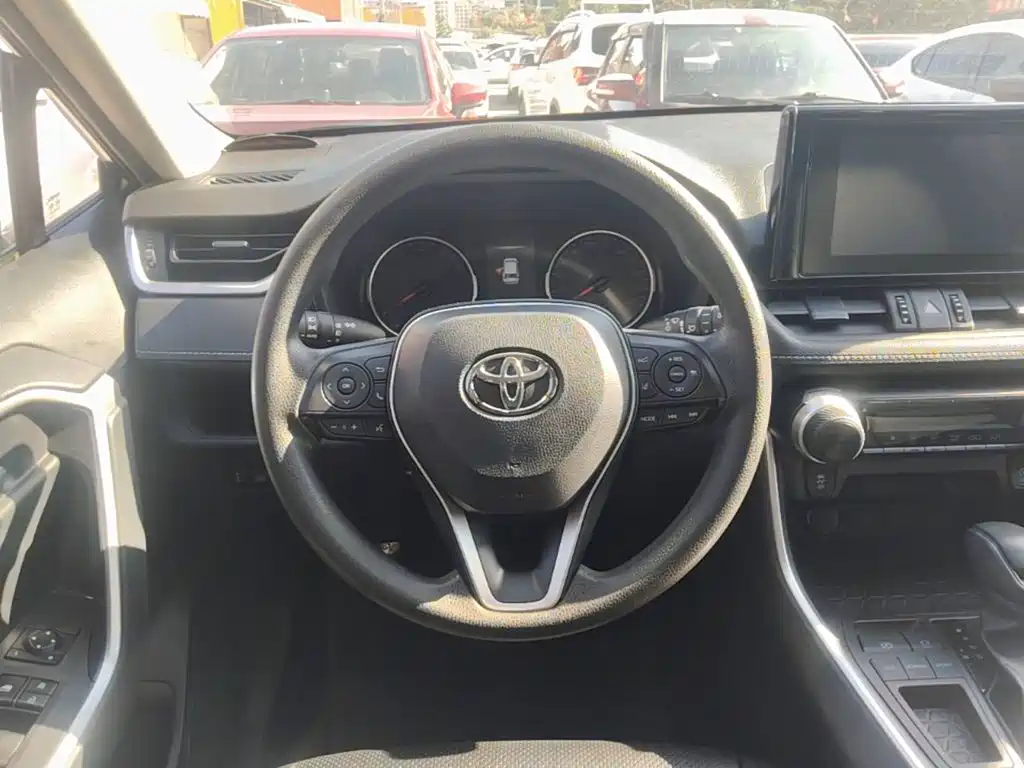 Toyota RAV4 — фото 7