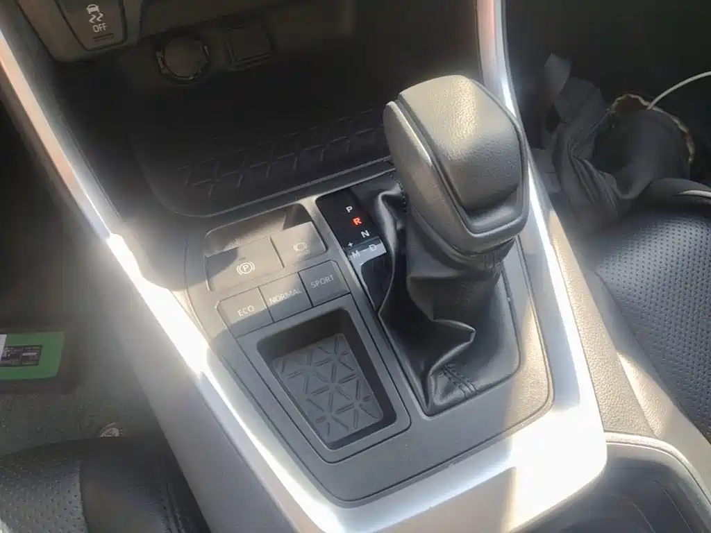 Toyota RAV4 — фото 10