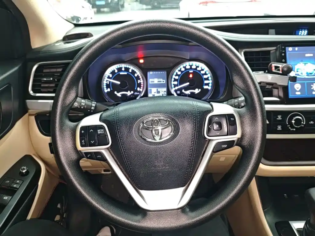 Toyota Highlander — фото 11