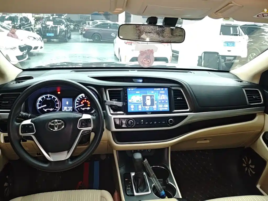 Toyota Highlander — фото 10