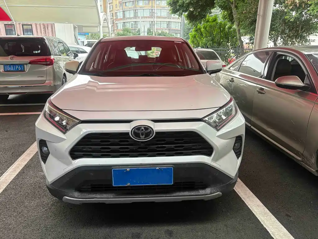 Toyota RAV4 — фото 2