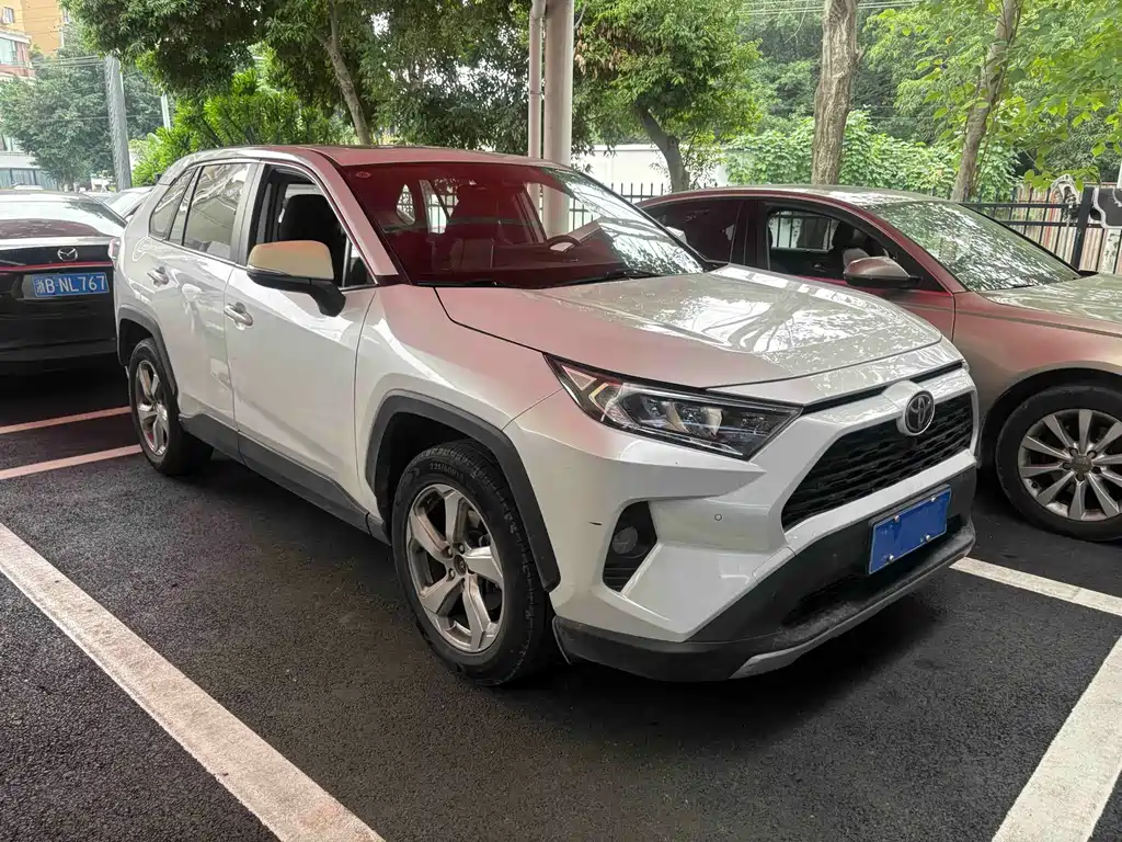Toyota RAV4 — фото 3