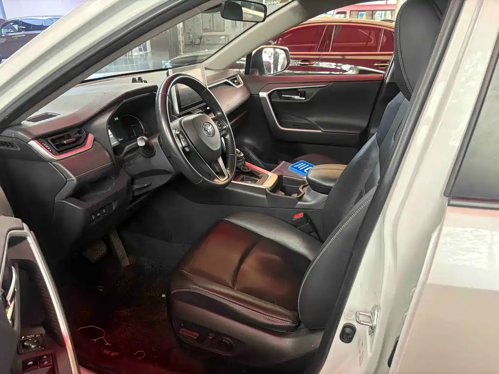 Toyota RAV4 — фото 4