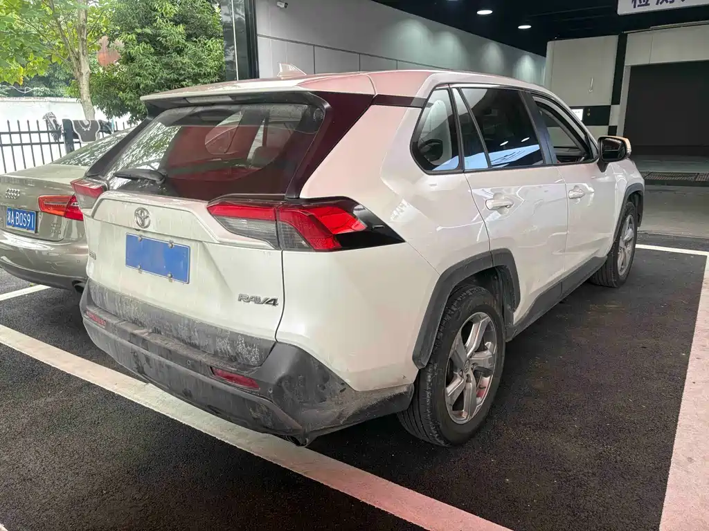 Toyota RAV4 — фото 7