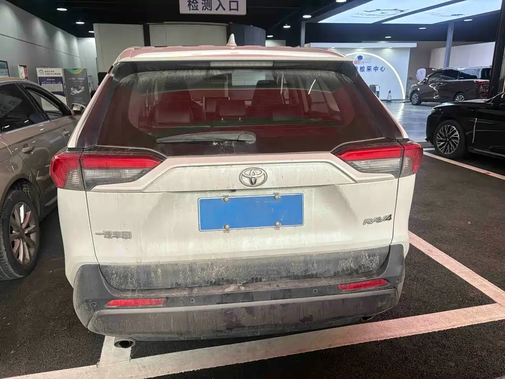 Toyota RAV4 — фото 8