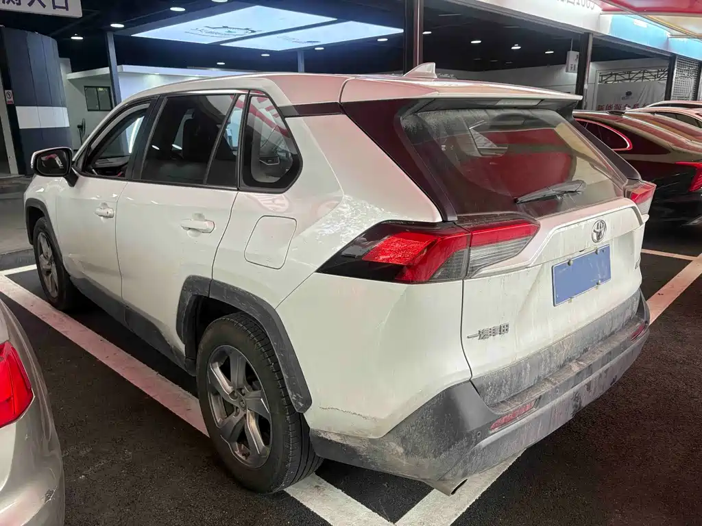 Toyota RAV4 — фото 9
