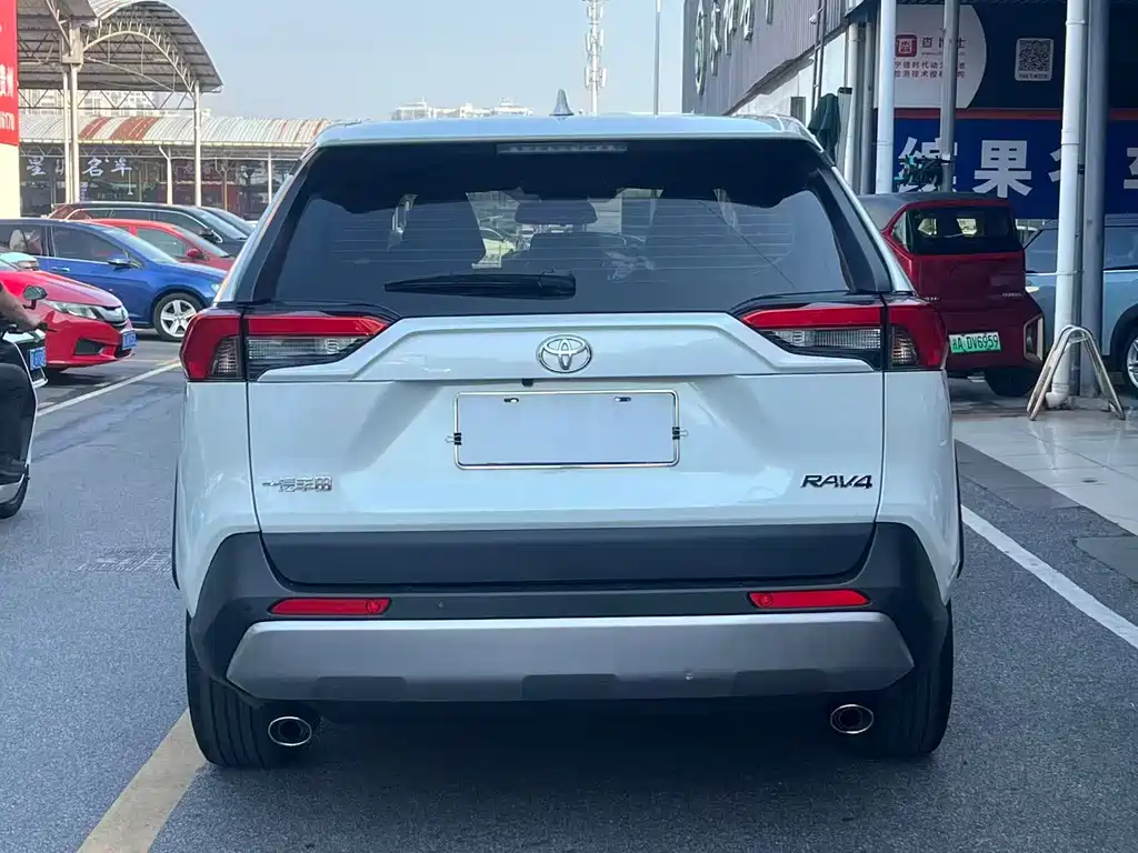 Toyota RAV4 — фото 5