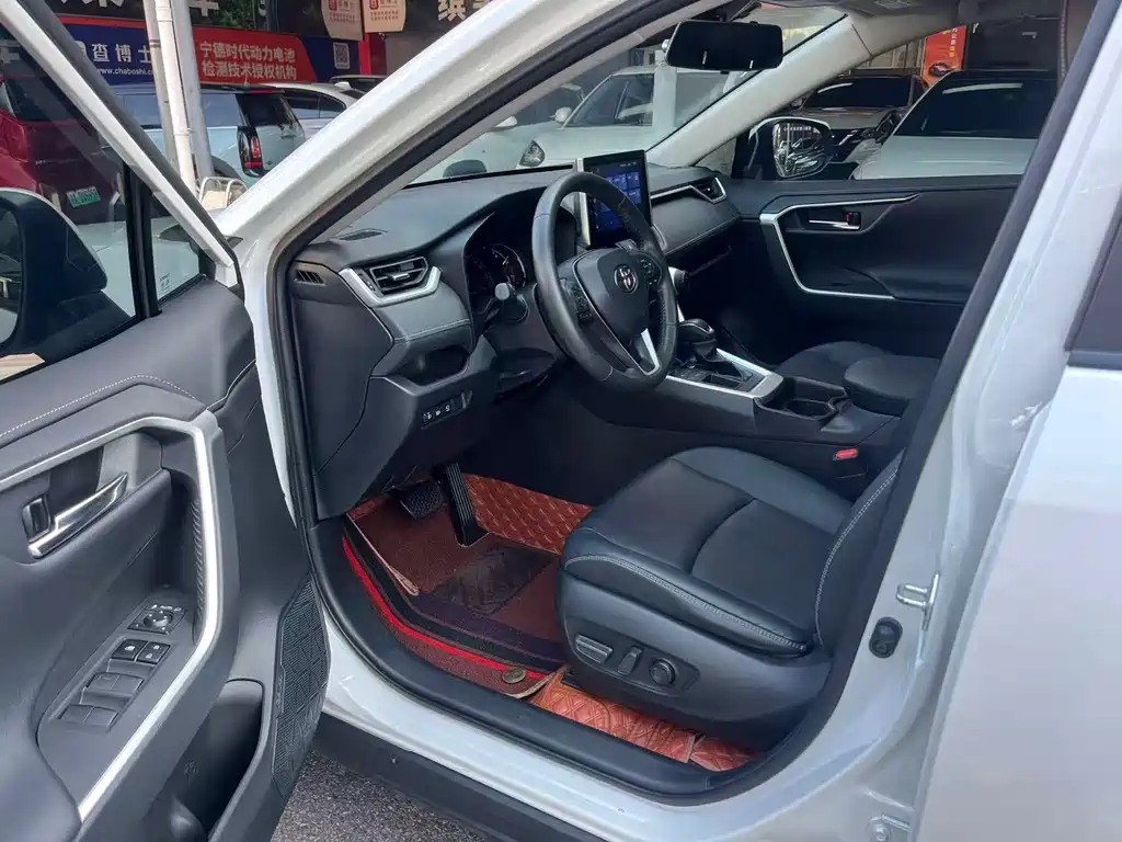 Toyota RAV4 — фото 7