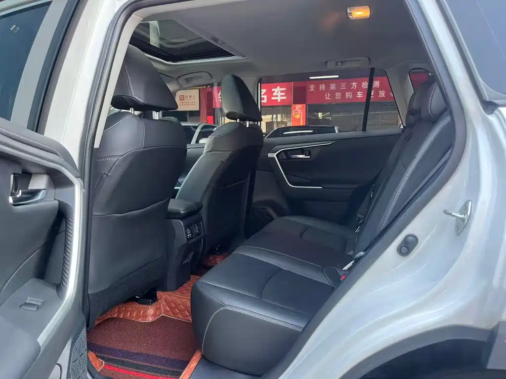Toyota RAV4 — фото 8