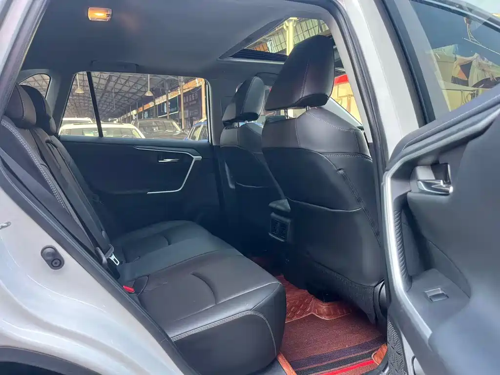 Toyota RAV4 — фото 9