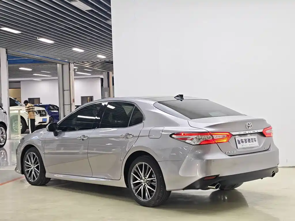 Toyota Camry — фото 5