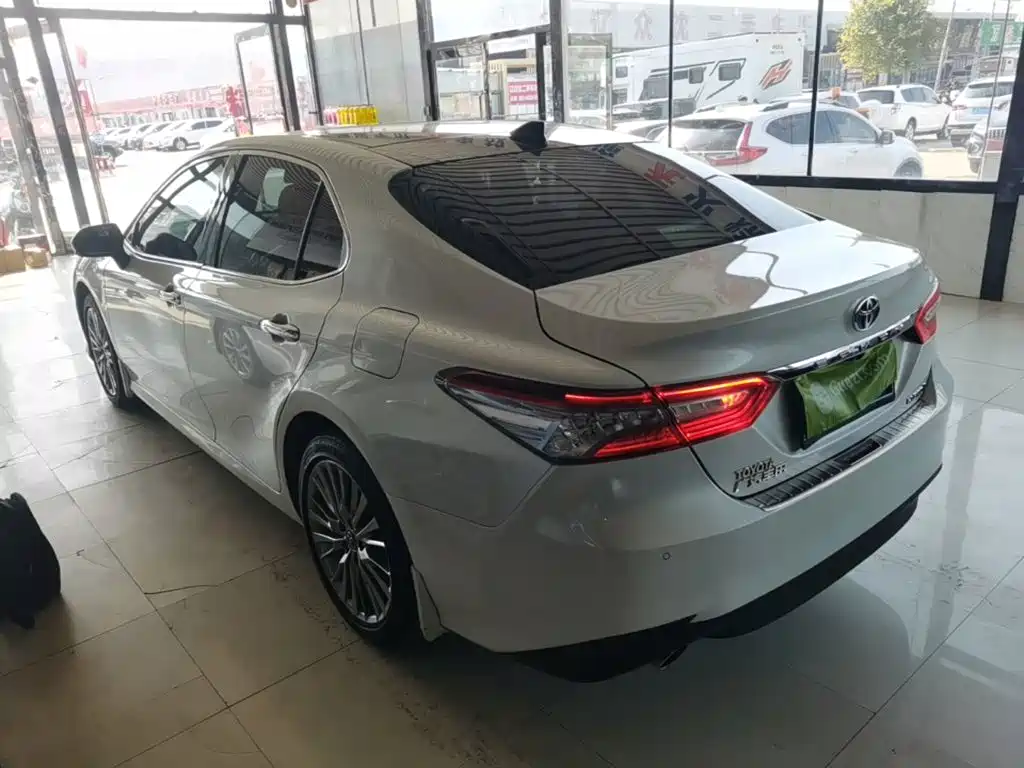 Toyota Camry — фото 5