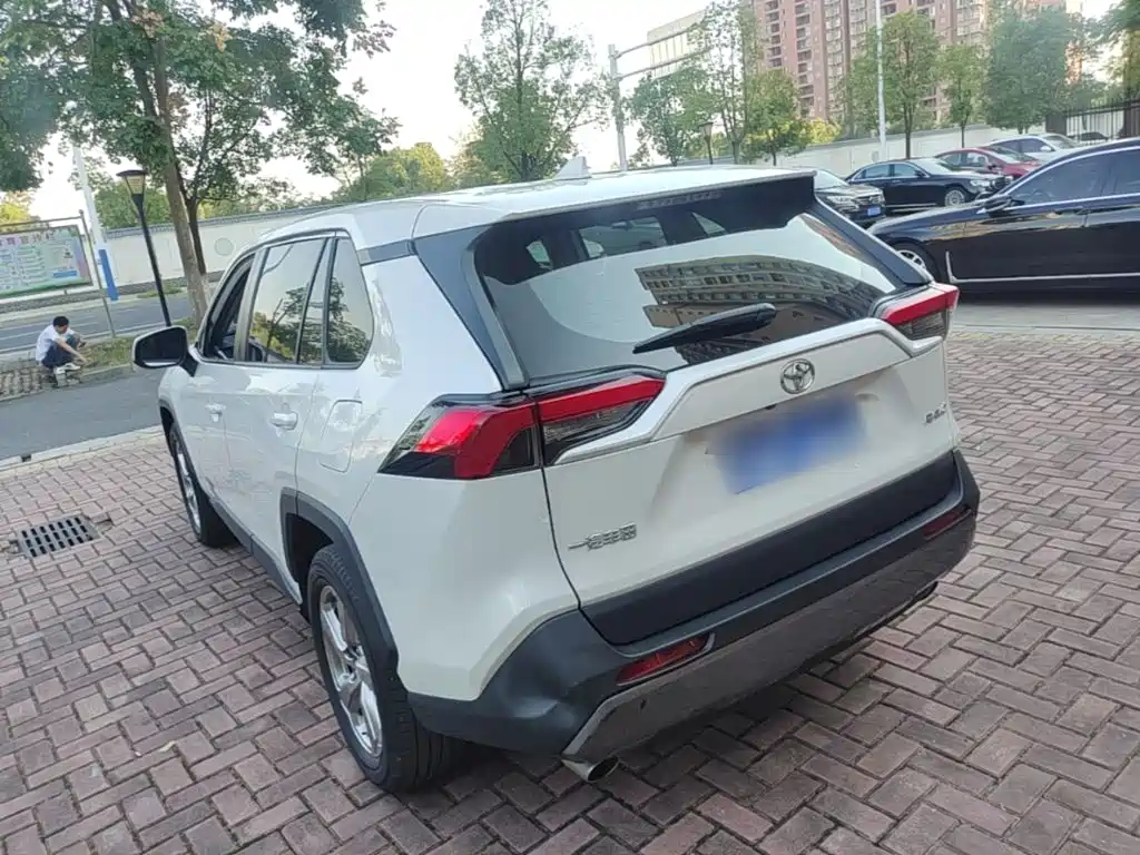 Toyota RAV4 — фото 5