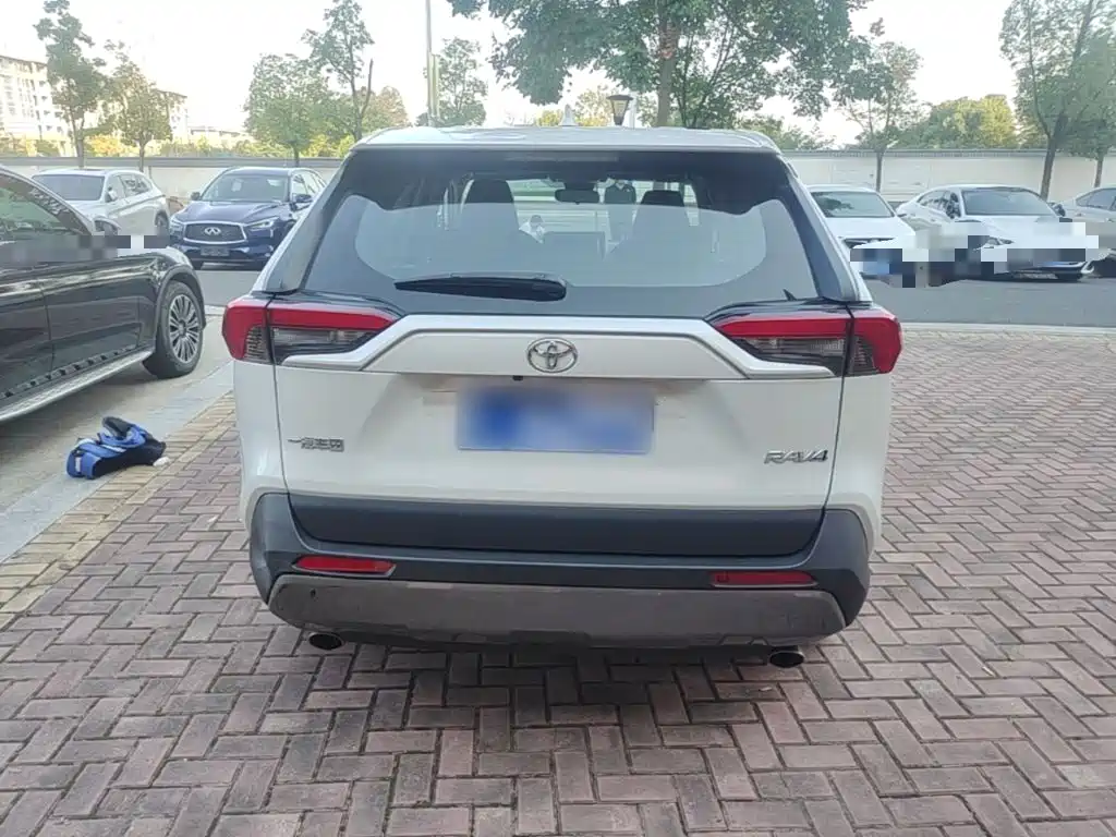 Toyota RAV4 — фото 6