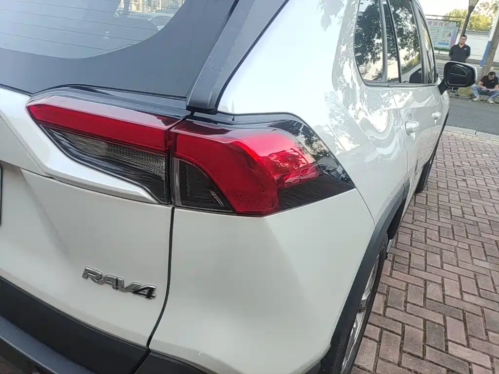 Toyota RAV4 — фото 8