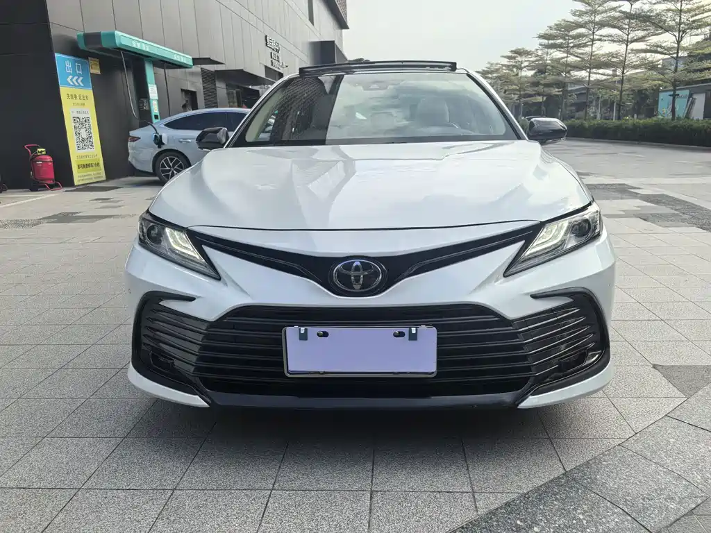 Toyota Camry — фото 2