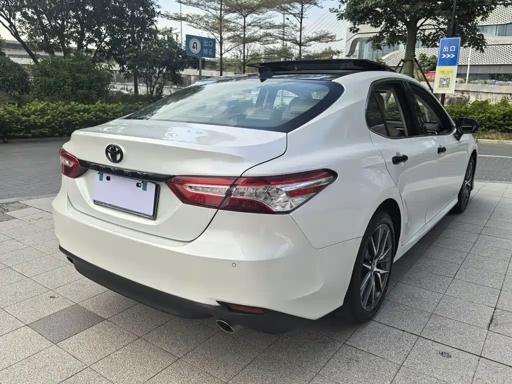 Toyota Camry — фото 5