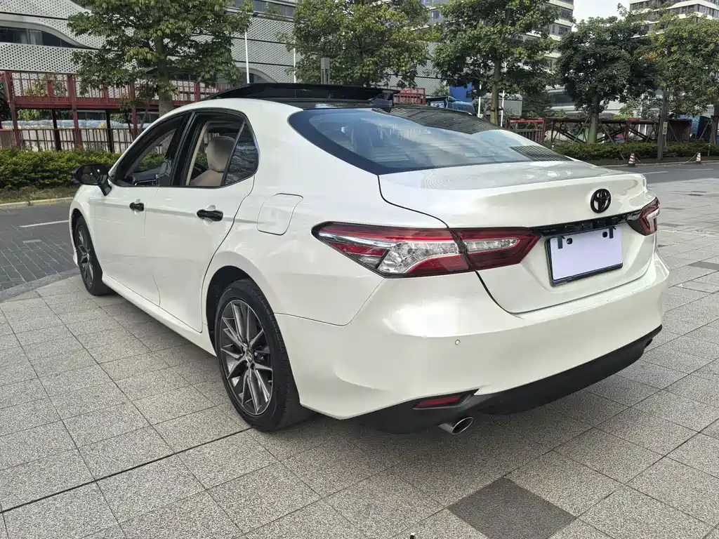 Toyota Camry — фото 6