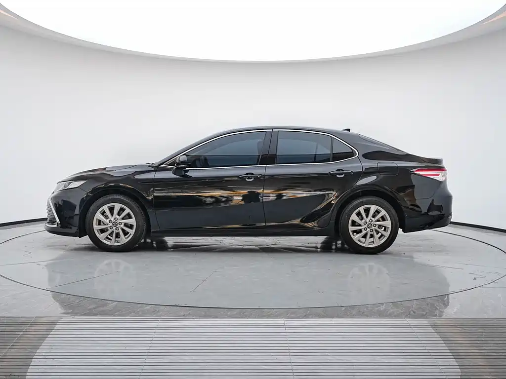 Toyota Camry — фото 5