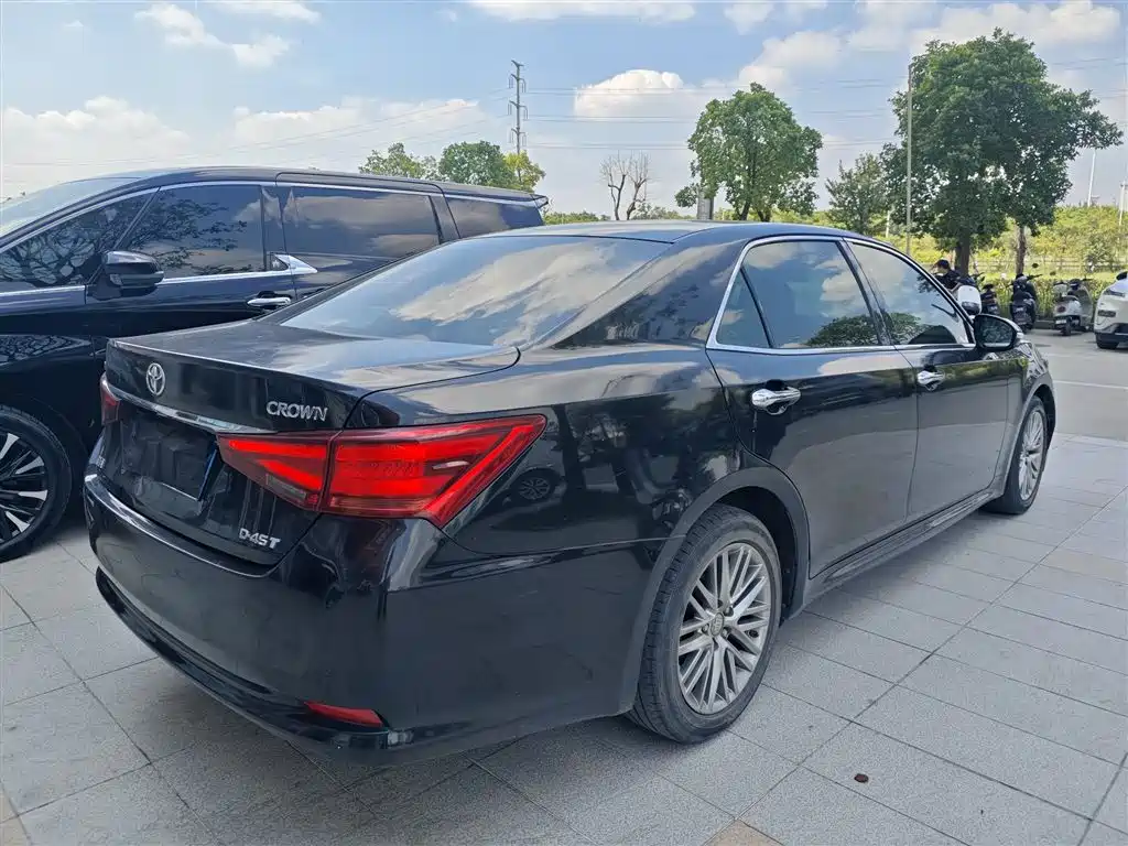 Toyota Crown — фото 2