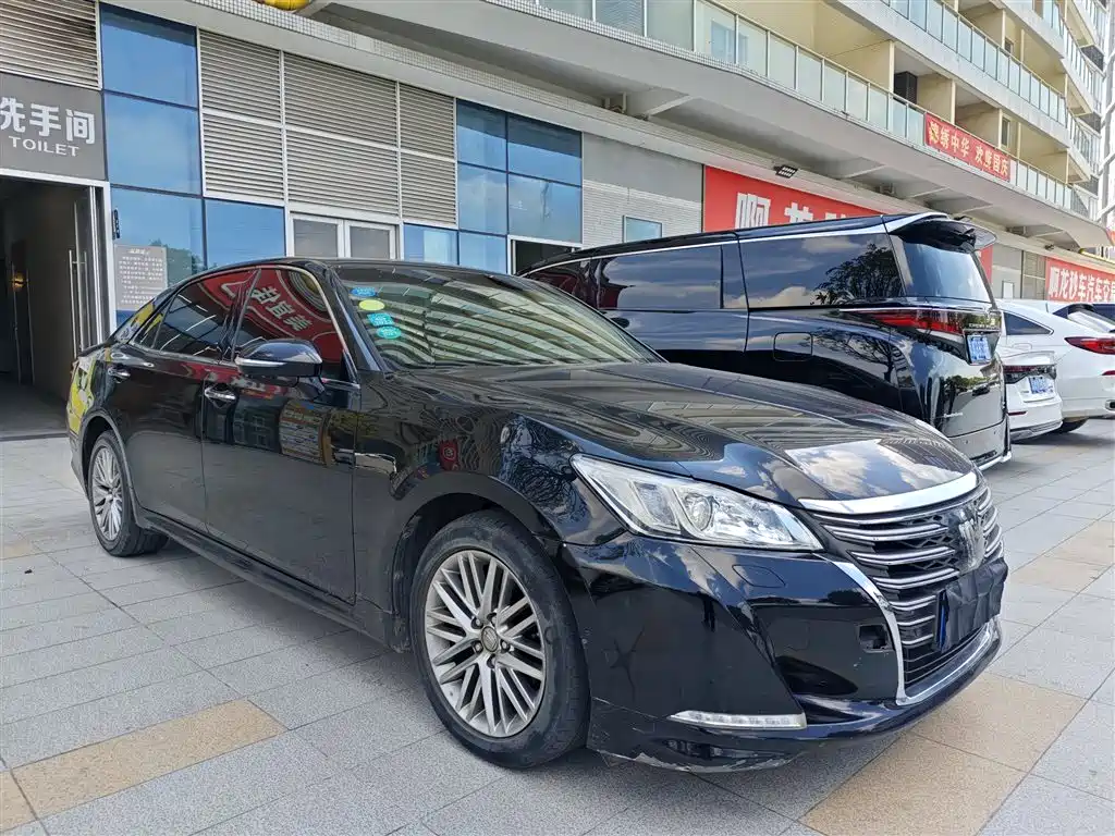 Toyota Crown — фото 5