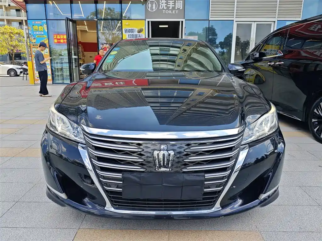 Toyota Crown — фото 6