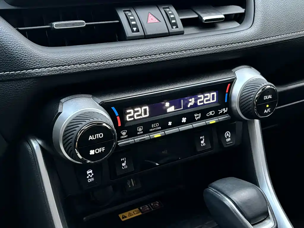 Toyota RAV4 — фото 11