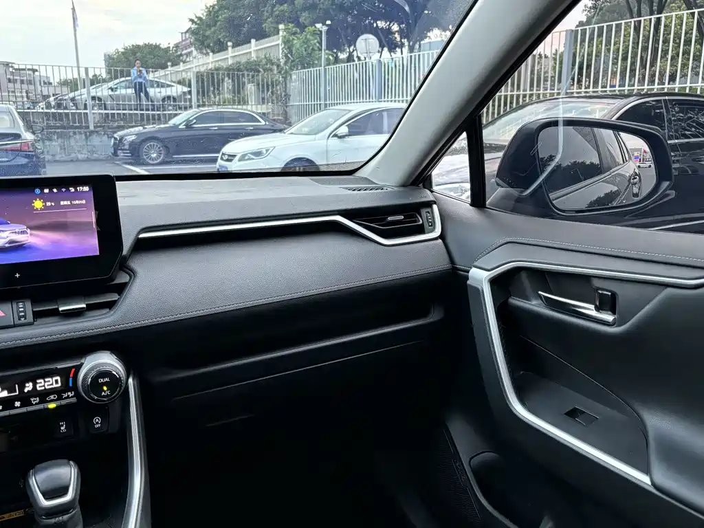 Toyota RAV4 — фото 17