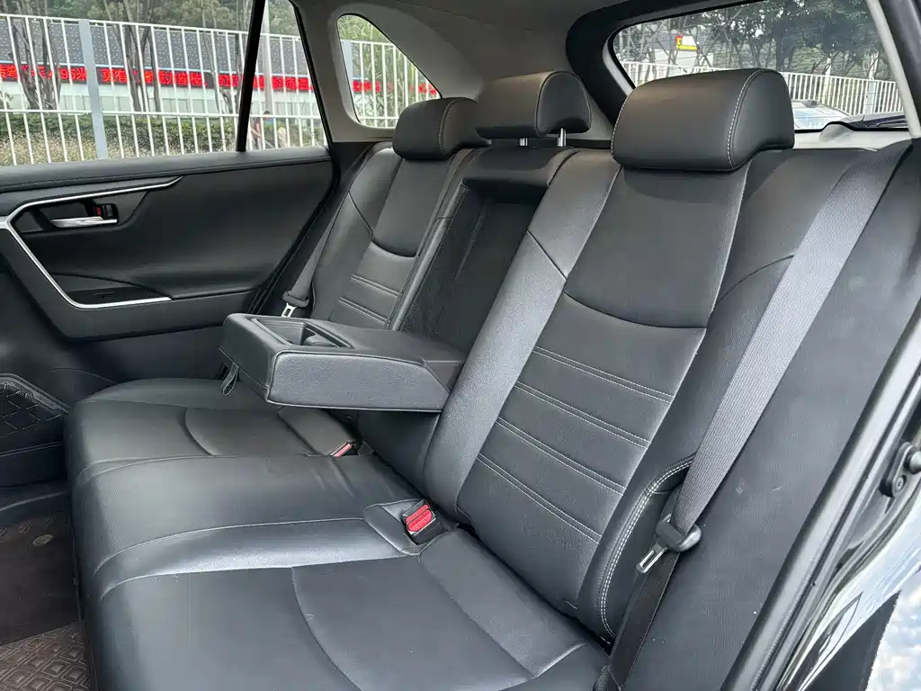 Toyota RAV4 — фото 19