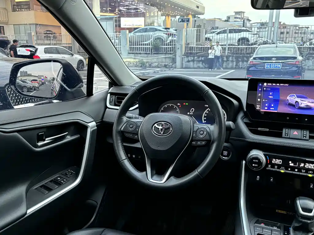 Toyota RAV4 — фото 20
