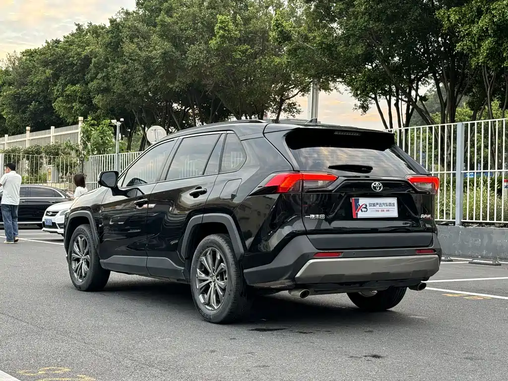 Toyota RAV4 — фото 4