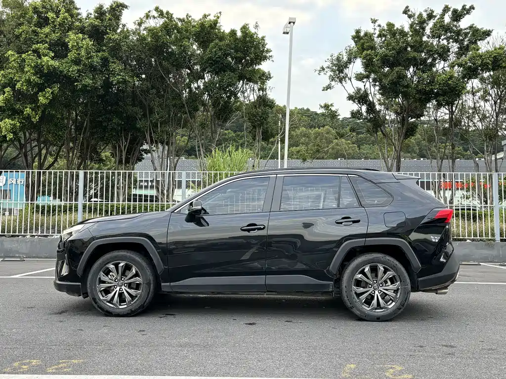Toyota RAV4 — фото 5