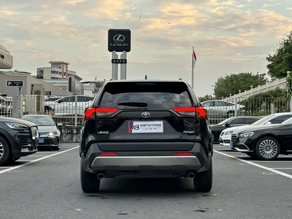 Toyota RAV4 — фото 6