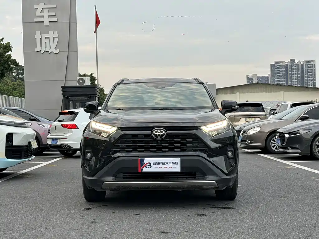 Toyota RAV4 — фото 7