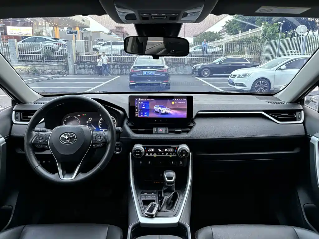 Toyota RAV4 — фото 8