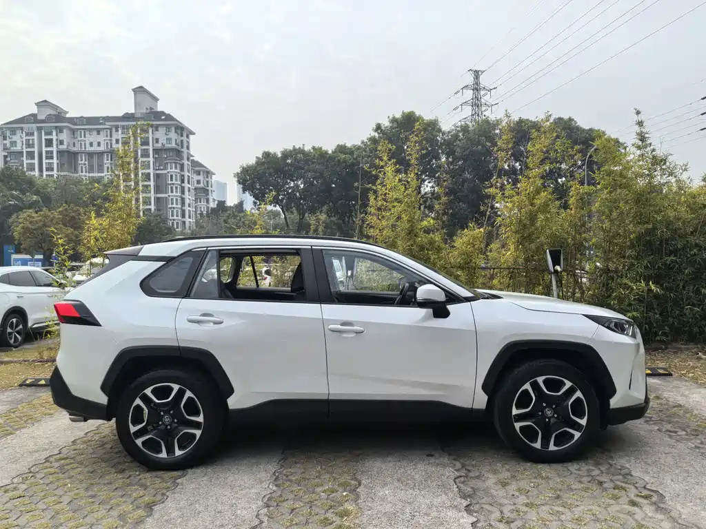 Toyota RAV4 — фото 7