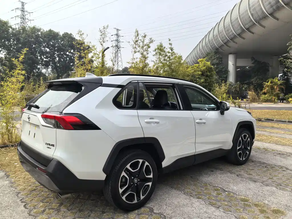 Toyota RAV4 — фото 8