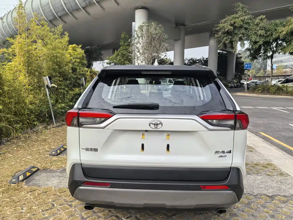 Toyota RAV4 — фото 9