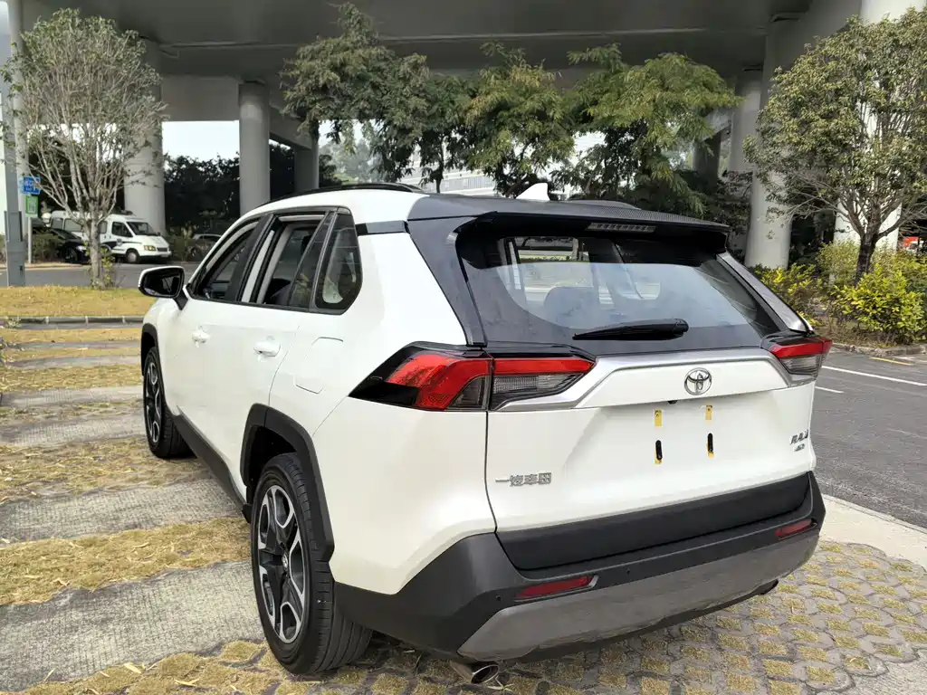 Toyota RAV4 — фото 10