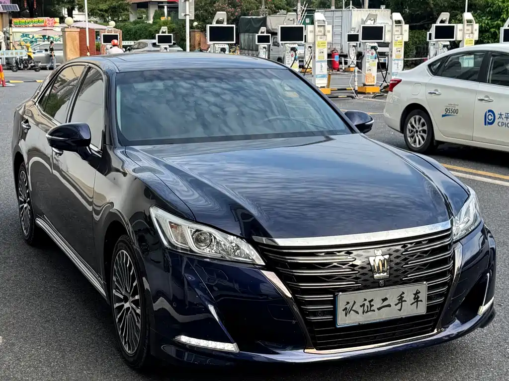 Toyota Crown — фото 3
