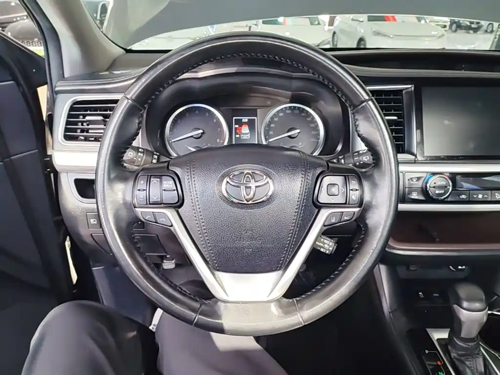 Toyota Highlander — фото 11