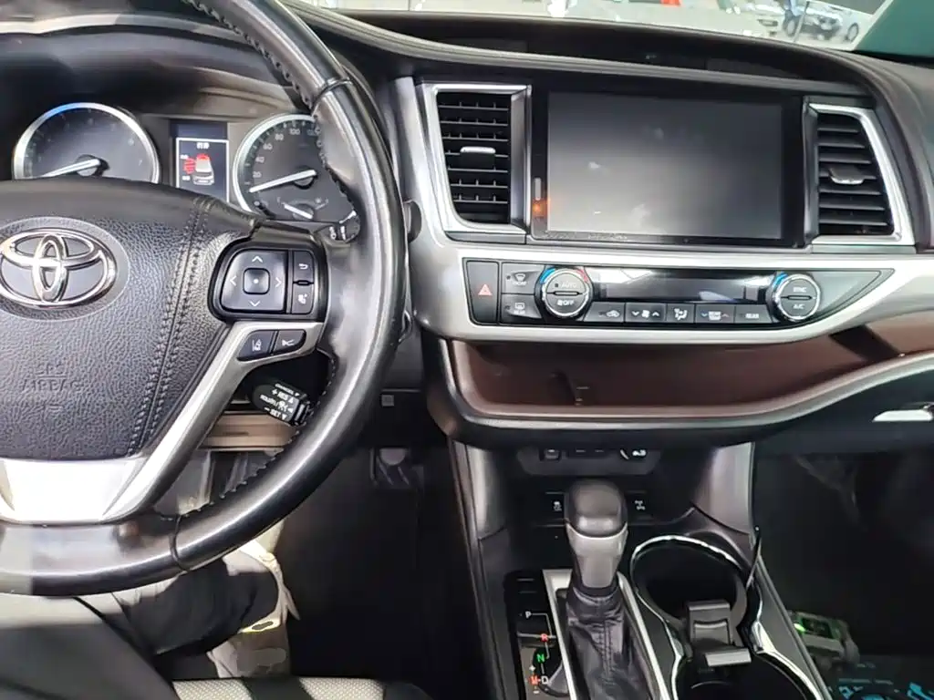 Toyota Highlander — фото 10