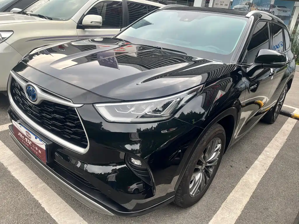 Toyota Highlander — фото 1